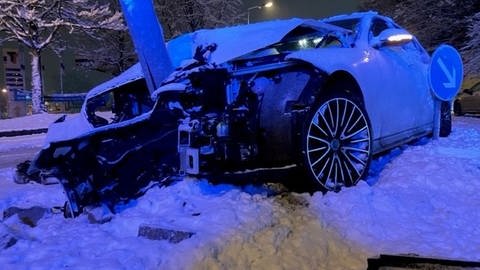 Von einem wirtschaftlichen Totalschaden spricht die Polizei Kaiserslautern nach dem Unfall dieses Mercedes'. (Foto: Polizei Kaiserslautern)