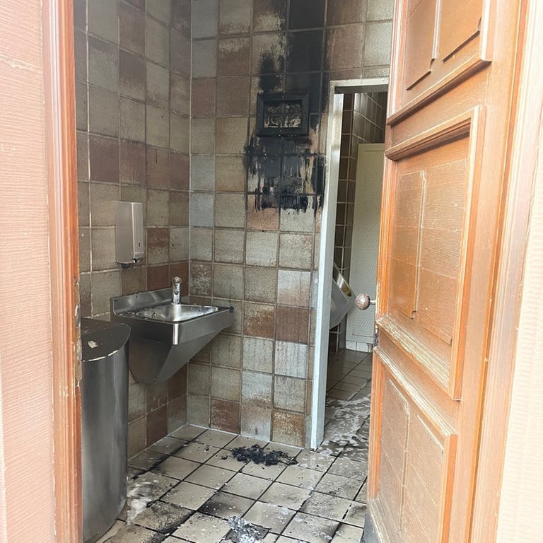 Drei Kinder sollen in der Toilette am Rathaus in Pirmasens gezündelt haben.