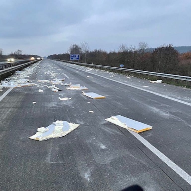 Unbekannter verliert Dämmplatten auf der A6 bei Bruchmühlbach-Miesau