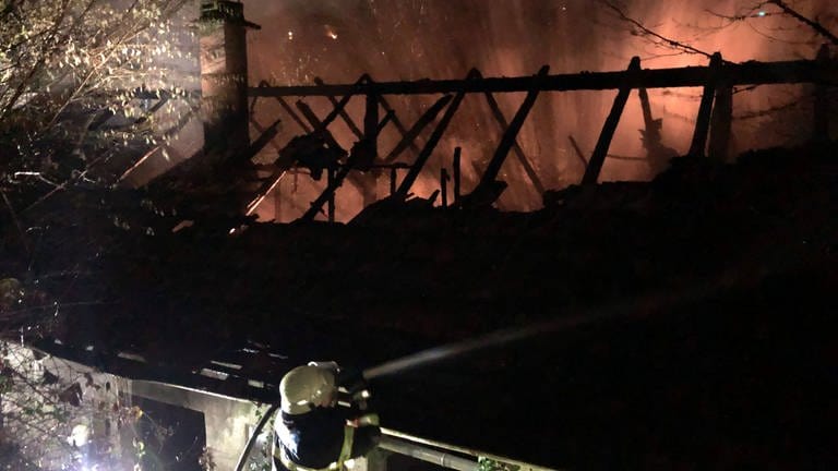 Die Feuerwehr in Pirmasens sprach von schwierigen Löscharbeiten bei dem Brand eines Hauses im Strecktalpark. (Foto: Stadt Pirmasens)