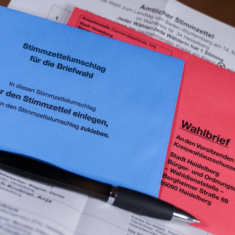 Briefwahlunterlagen mit Stift (Foto: picture-alliance / Reportdienste, Oliver Zimmermann)