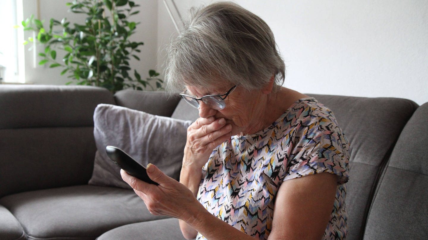 Der Betrug an Senioren am Telefon oder an Handy nimmt zu. Nicht nur die sogenannten Schockanrufe, auch über WhatsApp legen Betrüger ihre älteren Opfer rein. (Foto: IMAGO, IMAGO / Eibner)
