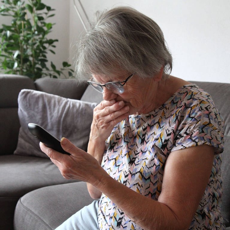 Der Betrug an Senioren am Telefon oder an Handy nimmt zu. Nicht nur die sogenannten Schockanrufe, auch über WhatsApp legen Betrüger ihre älteren Opfer rein. (Foto: IMAGO, IMAGO / Eibner)