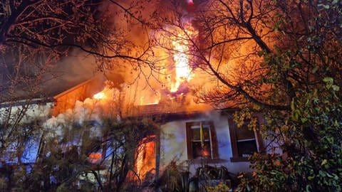 Feuer in einem Wohnhaus in Blaubach im Kreis Kusel (Foto: Pressestelle, Freiwillige Feuerwehr Verbandsgemeinde Kusel-Altenglan)