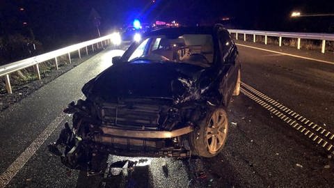 Großer Schaden: Nach einem Unfall auf der A62 in der Südwestpfalz kommen auf den Fahrer wohl hohe Reperaturkosten zu. (Foto: Polizei Pirmasens)
