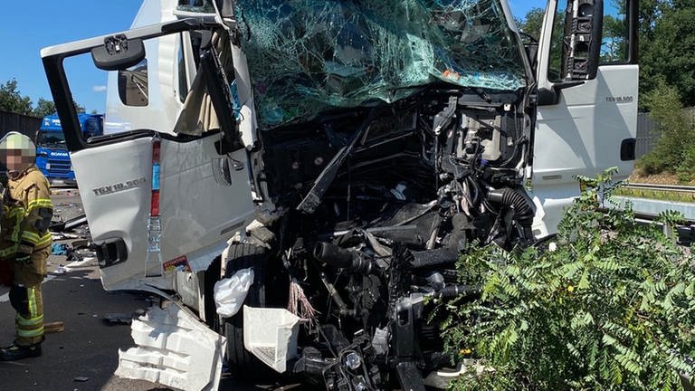 Ein Lkw wurde bei einem Unfall auf der A6 zerstört. (Foto: Pressestelle, Polizei Kaiserslautern)