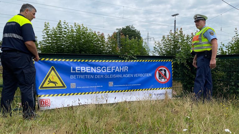 Start der Aktion "Keine Selfies im Gleisbett" der Bundespolizei Kaiserslautern (Foto: SWR)
