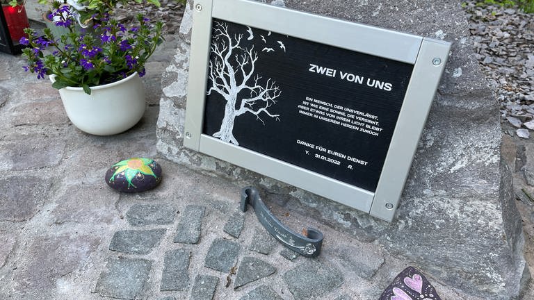 "Zwei von euch" - an der Gedenkstelle für die beiden getöteten Polizisten im Kreis Kusel steht diese Gedenktafel.