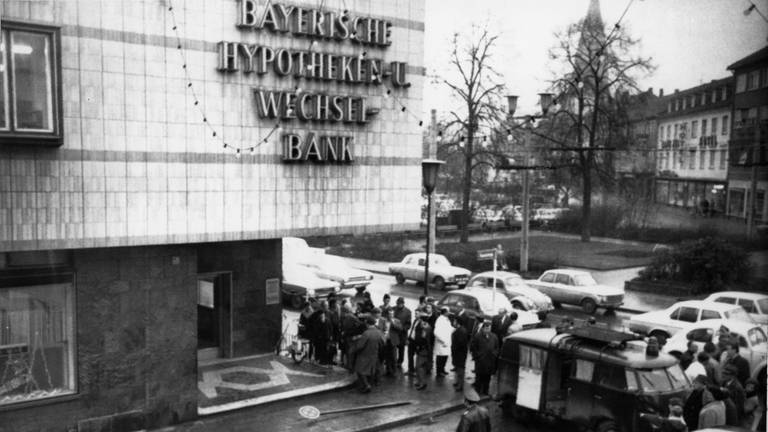 Mehrere Mitglieder der Roten Armee Fraktion (RAF) überfielen am 22.12.1971 die Bayerische Hypotheken- und Wechselbank in Kaiserslautern. Dabei kam der Polizist Herbert Schoner ums Leben. (Foto: picture-alliance / Reportdienste, Picture Alliance)