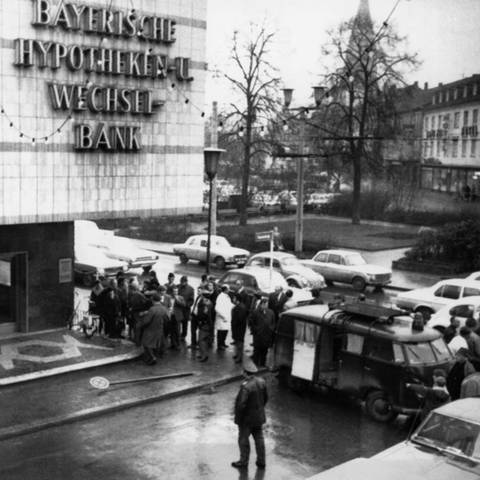 Mehrere Mitglieder der Roten Armee Fraktion (RAF) überfielen am 22.12.1971 die Bayerische Hypotheken- und Wechselbank in Kaiserslautern. Dabei kam der Polizist Herbert Schoner ums Leben.