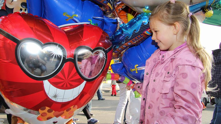 Kerwe in Kaiserslautern - kleines Kind vor Luftballons