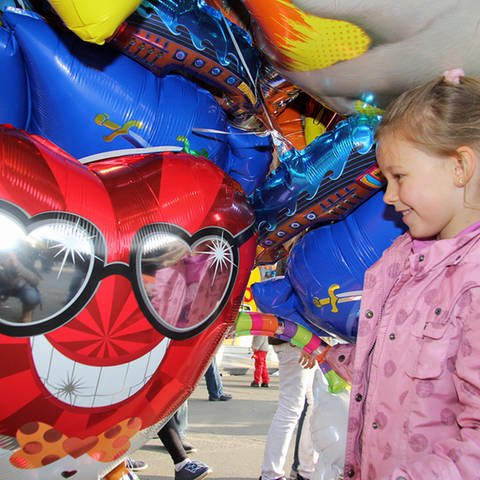 Kerwe in Kaiserslautern - kleines Kind vor Luftballons (Foto: Stadt Kaiserslautern)