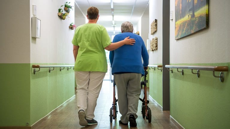 Eine Pflegerin aus Kaiserslautern berichtet über ihre Arbeit mit älteren Menschen