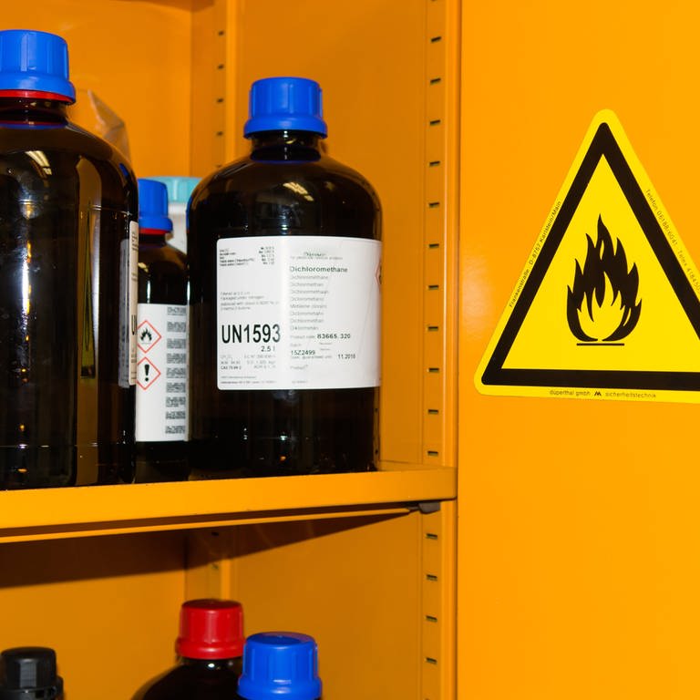 Brennbare Chemikalien in einem Labor (Foto: picture-alliance / Reportdienste, picture alliance / grafxart/Shotshop | grafxart)