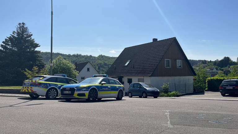 Die Polizei bewacht in Rammelsbach im Kreis Kusel ein Wohnhaus. (Foto: SWR, SWR)