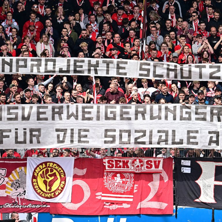 Die Fans des FCK haben beim Auswärtsspiel in Regensburg mit Spruchbändern ein Zeugnsiverweigerungsrecht für Mitarbeiter der Fanprojekte und generell in der sozialen Arbeit gefordert.  (Foto: IMAGO, Zink)