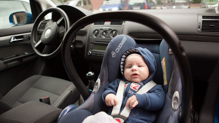 Ein Baby sitzt in einer Babyschale auf dem Beifahrersitz eines Autos. (Symbolbild) (Foto: picture-alliance / Reportdienste, picture alliance / dpa Themendienst | Silvia Marks)