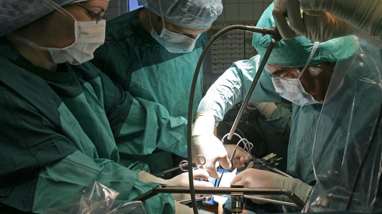 Ärzte im OP-Saal: Eine Organspende ist eine reguläre Operation.