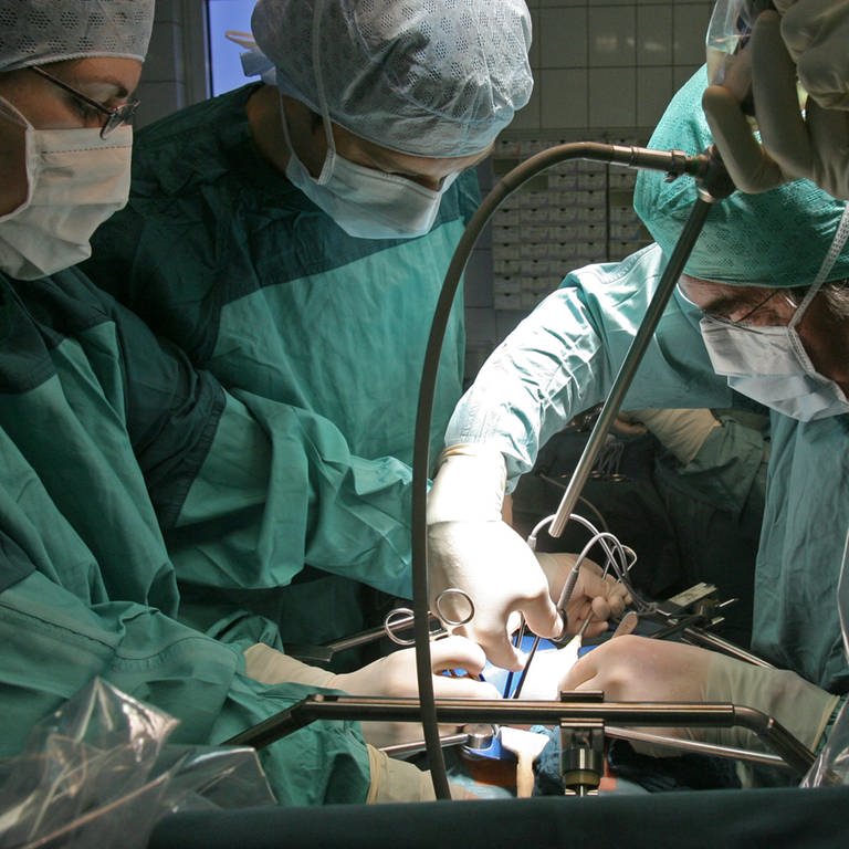 Ärzte im OP-Saal: Eine Organspende ist eine reguläre Operation. (Foto: dpa Bildfunk, picture alliance / dpa | Jan-Peter Kasper)
