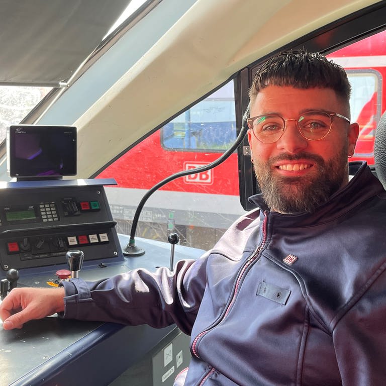 Hendrik Münz aus Kaiserslautern, Quereinsteiger zum Triebfahrzeugführer (Tf) bei DB Regio und ehemaliger Soldat, kam von der Bundeswehr zur Deutschen Bahn. (Foto: SWR)