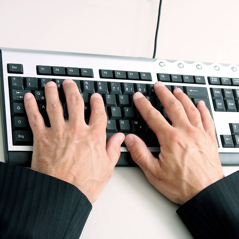 Mann aus Kaiserslautern um mehrere Zehntausend Euro betrogen - Hände auf Computertastatur (Foto: IMAGO, IMAGO / blickwinkel)
