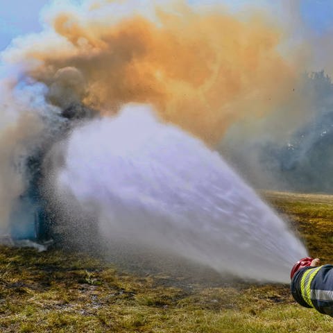 Die Feuerwehr löscht brennende Heuballen (Sujetbild). Auch in der Südwestpfalz mussten die Einsatzkräfte am Dienstag 20 brennende Heuballen löschen. (Foto: IMAGO / KS-Images.de)