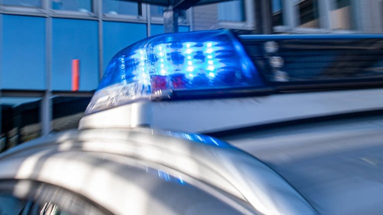 Polizeiauto mit Blaulicht - Polizei Kaiserslautern sucht nach 14-jährigem Jungen (Foto: picture-alliance / Reportdienste, picture alliance/dpa | David Inderlied)