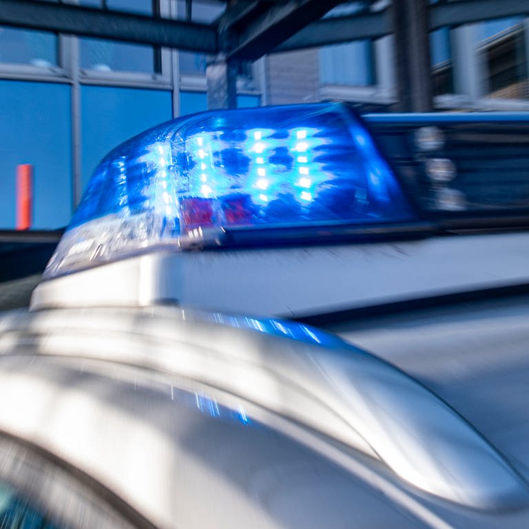 Polizeiauto mit Blaulicht - Polizei Kaiserslautern sucht nach 14-jährigem Jungen