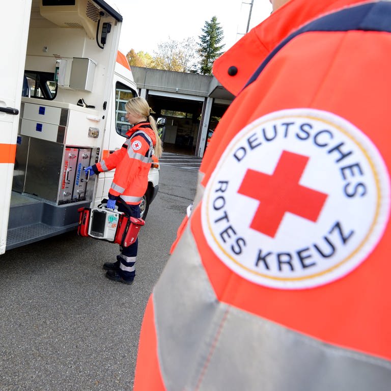 Rettungswagen und Rettungssanitäter - Frau in Kaiserslautern stürzt von Dach und stirbt