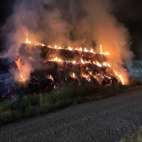 Brennende Heuballen auf einem Feld nahe Hütschenhausen in der Pfalz (Foto: Polizeiinspektion Landstuhl)