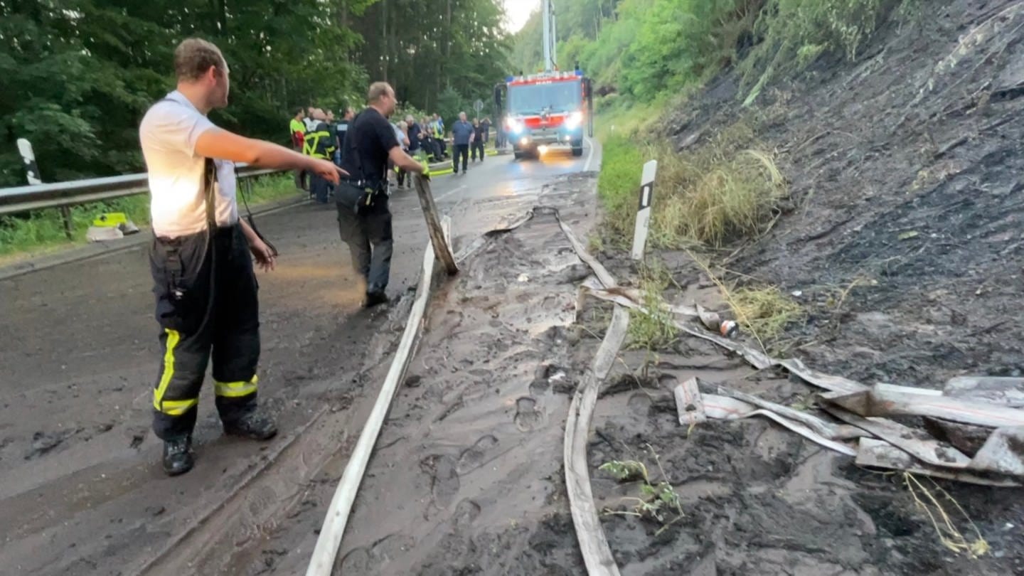 Reporterin Alexandra Dietz war hautnah dabei, als die Einsatzkräfte alles dafür getan haben, den Waldbrand bei Rodalben zu löschen. (Foto: SWR, SWR)