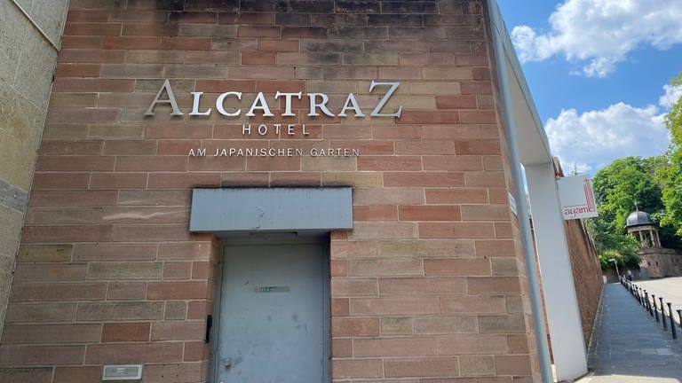 Eine Gruppe von etwa 40 Leuten hat im Hotel Alcatraz in Kaiserslautern randaliert. Die Polizei war im Einsatz. (Foto: SWR)