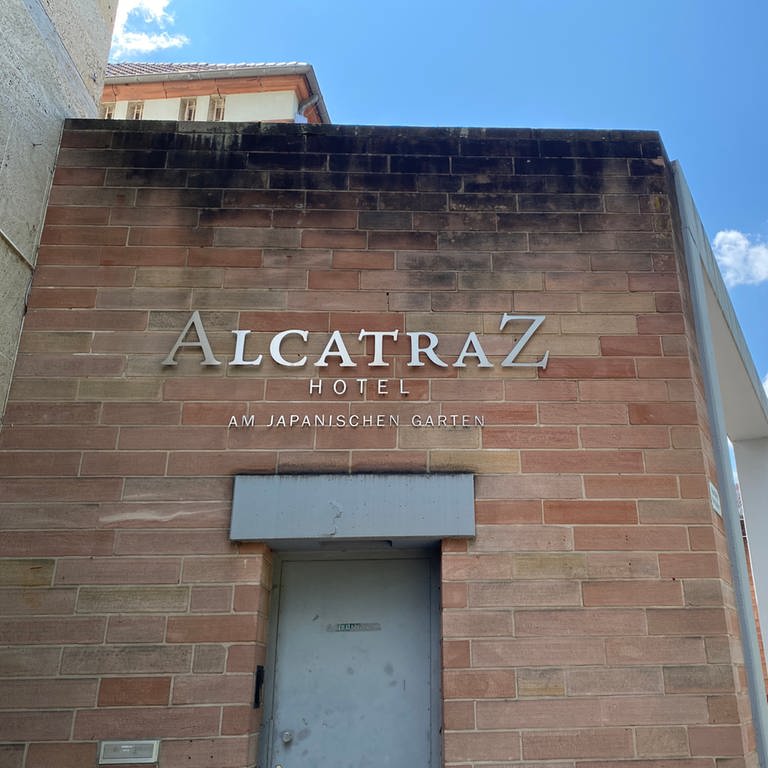 Eine Gruppe von etwa 40 Leuten hat im Hotel Alcatraz in Kaiserslautern randaliert. Die Polizei war im Einsatz.