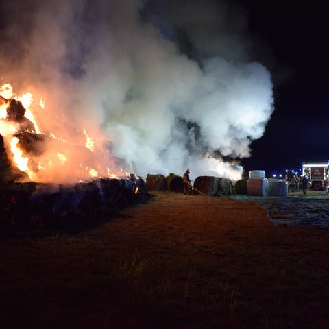 Fast 400 Heuballen haben auf einem Feld im Kreis Kaiserslautern gebrannt. (Foto: Feuerwehr Ramstein-Miesenbach)