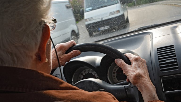 Die EU-Kommission hat vorgeschlagen: Menschen allen Alters sollen alle 15 Jahre ihre Führerscheine erneuern müssen, Autofahrende über 70 sogar alle fünf Jahre. (Foto: picture-alliance / Reportdienste, picture alliance / Felix Kästle/dpa | Felix Kästle)