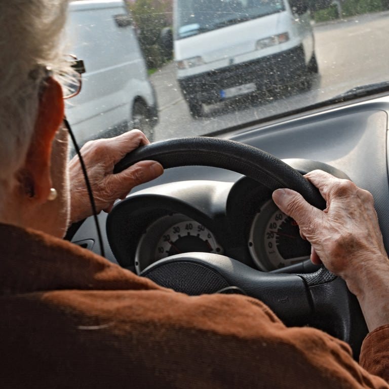 Die EU-Kommission hat vorgeschlagen: Menschen allen Alters sollen alle 15 Jahre ihre Führerscheine erneuern müssen, Autofahrende über 70 sogar alle fünf Jahre.