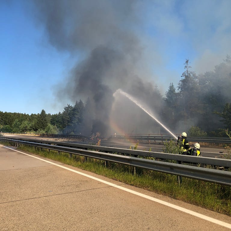 Auf der A6 bei Enkenbach-Alsenborn (Kaiserslautern) hat am Sonntag ein Auto gebrannt. Es kam zu Explosionen die einen Waldbrand un Böschungsbrand auslösten. Die Feuerwehr konnte deshalb zunächst nur aus größerer Entfernung löschen. Die Autobahn war mehrere Stunden voll gesperrt. (Foto: Polizeidirektion Kaiserslautern)