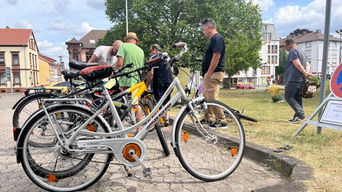 Insgesamt 15 Drahtesel, darunter viele Mountainbikes und ein E-Bike standen zur Auktion des Polizeipräsidiums Westpfalz