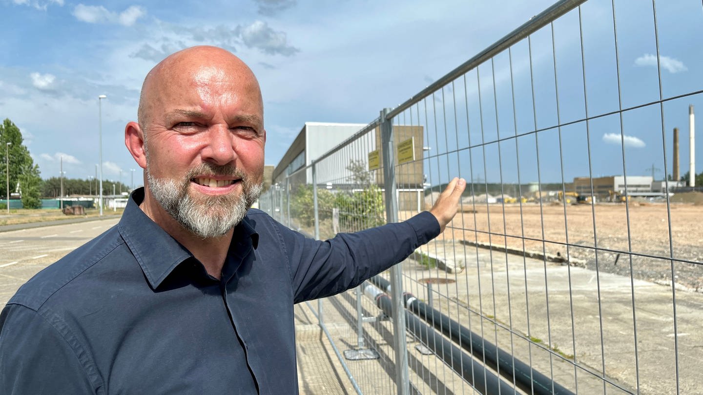Peter Winternheimer, der ACC-Deutschlandchef, vor dem Gelände, auf dem sich in Kaiserslautern die 700 mal 100 Meter große Batteriezellfabrik befinden wird. (Foto: SWR)