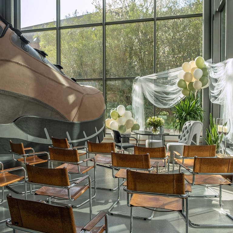 Heiraten neben dem größten Schuh der Welt - das geht jetzt im Deutschen Schuhmuseum in Hauenstein.