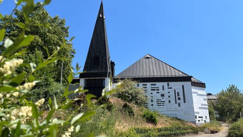 Für die Kirchengemeinden Otterbach und Erfenbach - auf dem Foto ist die protestantische Kirche in Otterbach zu sehen - soll es in Zukunft noch eine Pfarrstelle geben. (Foto: SWR)