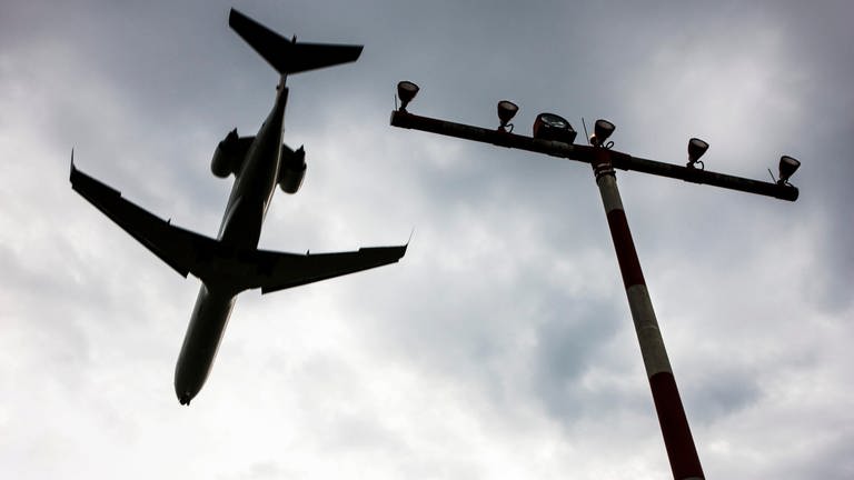 Flugzeug lässt 30 Tonnen Kerosin über der Pfalz ab - Flugzeug am Himmel (Foto: picture-alliance / Reportdienste, picture alliance / imageBROKER | Jochen Tack)
