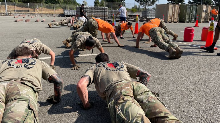 Soldaten machen Liegestütze - Militärischer Wettkampf wie Bundesjugendspiele auf US-Airbase Ramstein