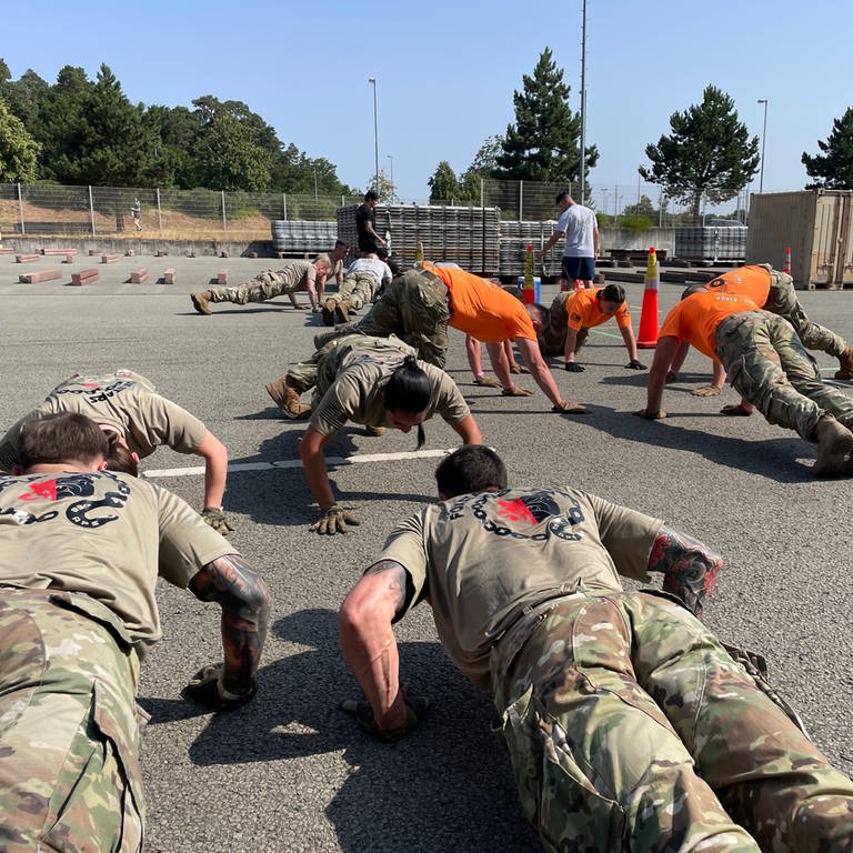 Soldaten machen Liegestütze - Militärischer Wettkampf wie Bundesjugendspiele auf US-Airbase Ramstein (Foto: SWR)
