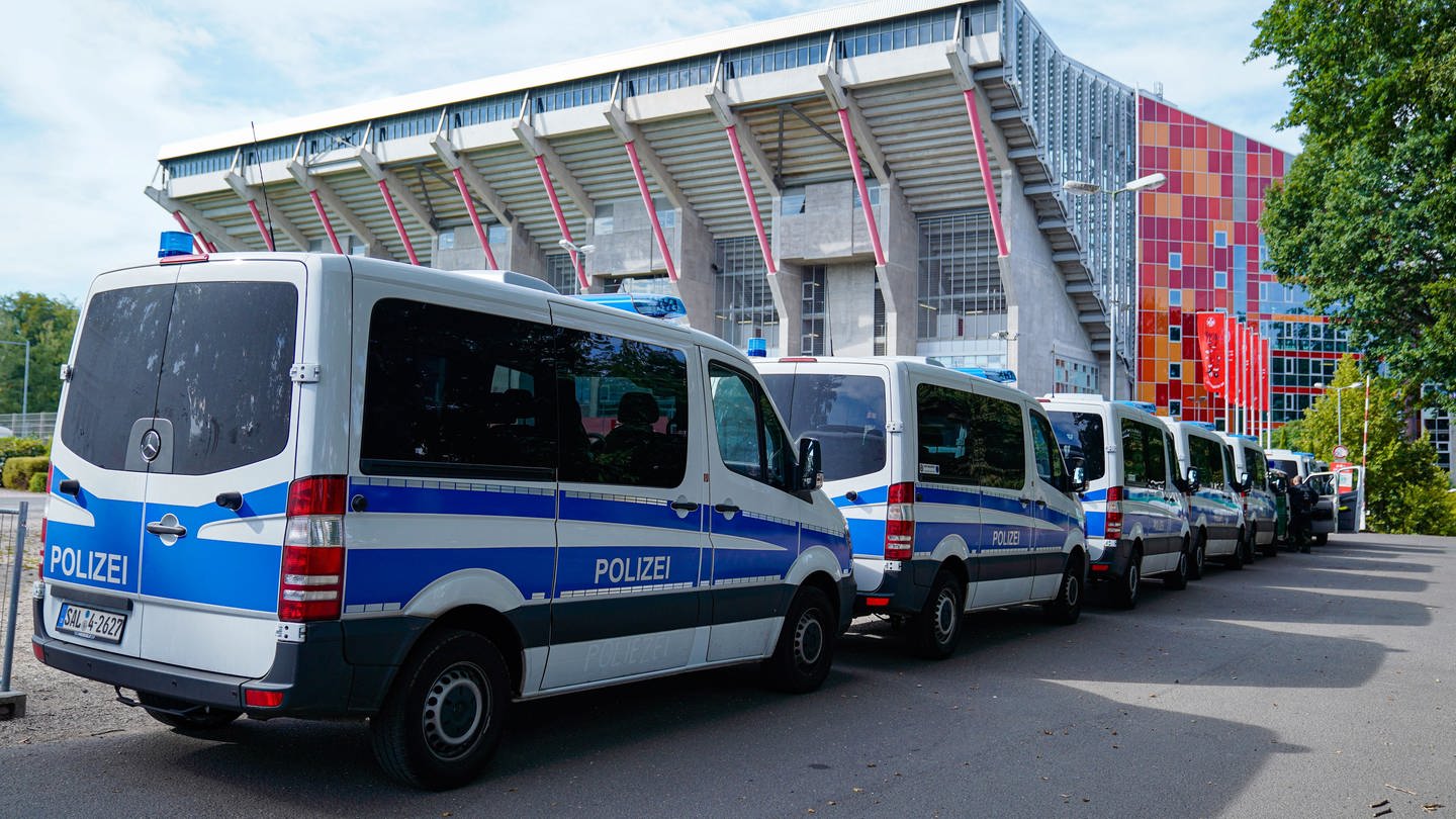 Die Polizeieinsätze rund um die Spiele des 1. FC Kaiserslautern haben rund 2,3 Millionen Euro gekostet (Foto: dpa Bildfunk, picture alliance/dpa | Uwe Anspach)
