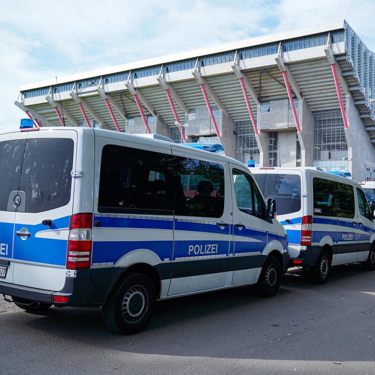 Die Polizeieinsätze rund um die Spiele des 1. FC Kaiserslautern haben rund 2,3 Millionen Euro gekostet (Foto: dpa Bildfunk, picture alliance/dpa | Uwe Anspach)