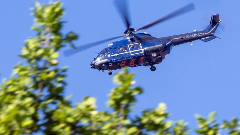 Die Bundespolizei kontrolliert an der deutsch-französischen Grenze bei Hornbach in der Südwestpfalz mit einem Hubschrauber.