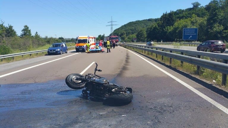Ein tödlicher Unfall auf der Autobahn A8 bei Zweibrücken (Foto: Polizeiinspektion Zweibrücken)