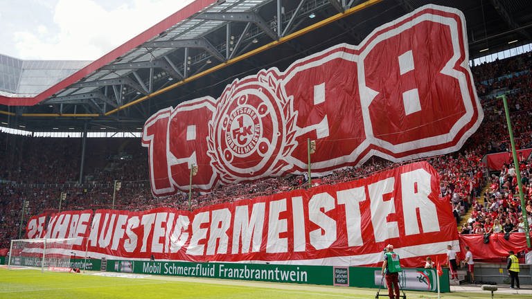 Saisonauftakt des 1. FC Kaiserslautern: Fans des FCK zeigen in der Westkurve eine Choreografie