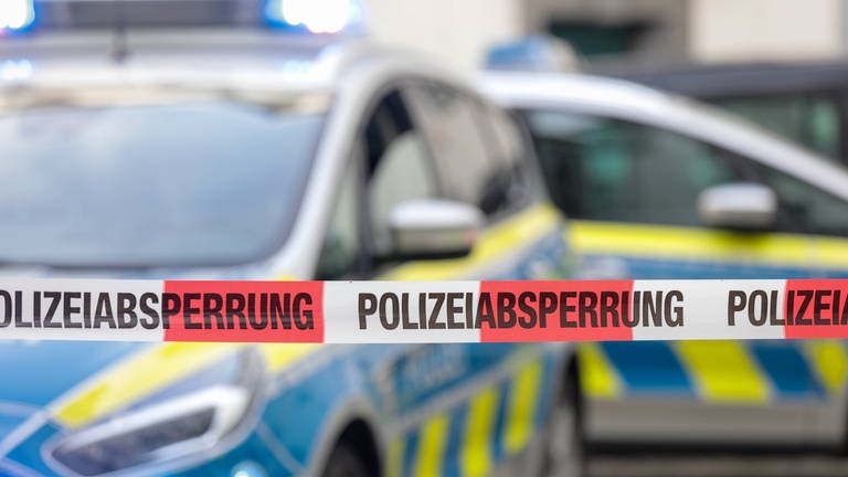 Polizeiabsperrung an einem Tatort. (Symbolbild) (Foto: IMAGO, IMAGO / Tim Oelbermann)